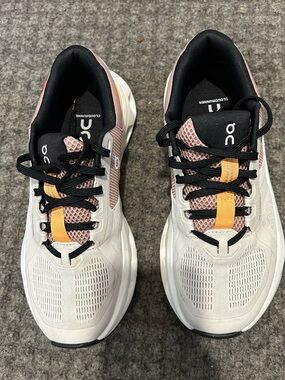 On Women's Running Sneakers - Light Mauve, White & Black size 6 Worn Once